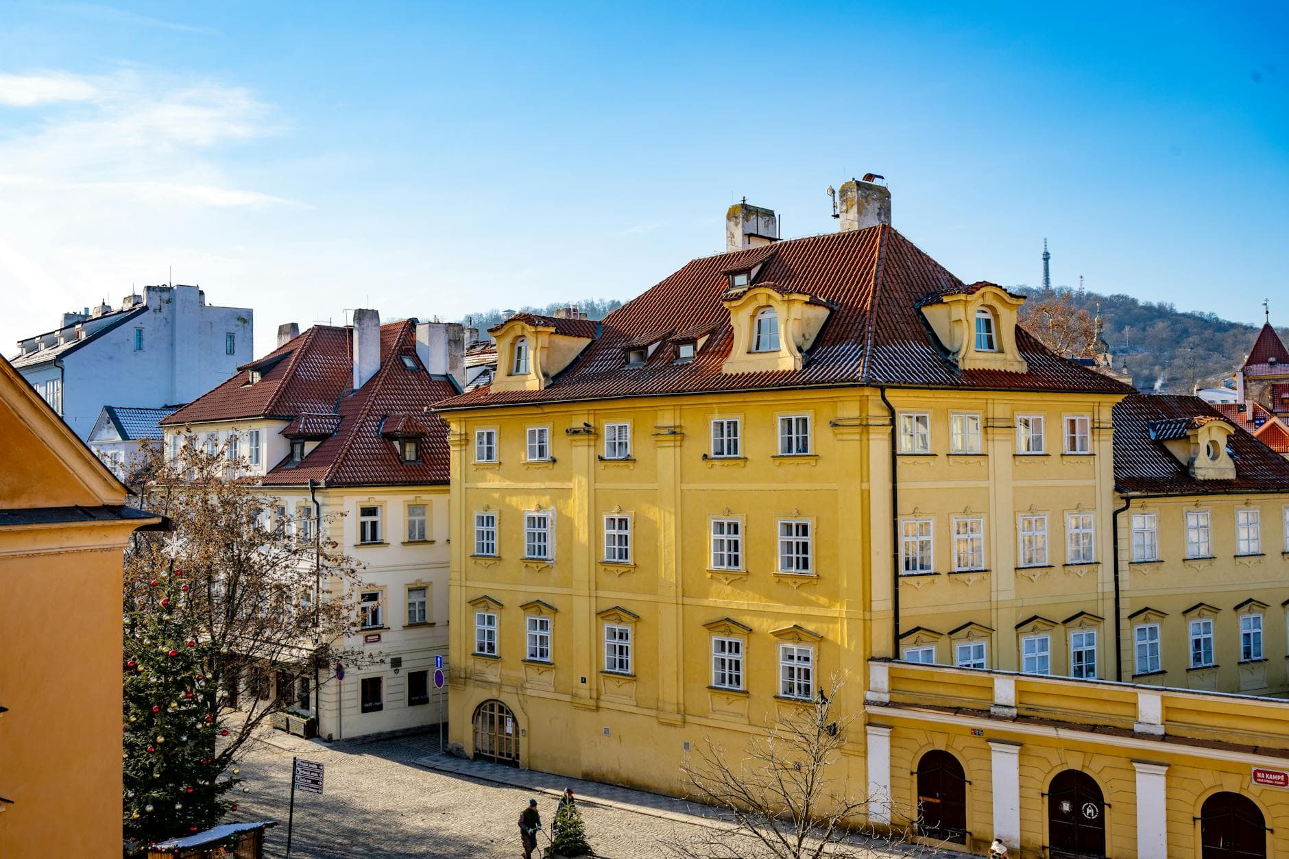 Kolik stojí mytí oken v Praze: Kompletní průvodce cenami a službami