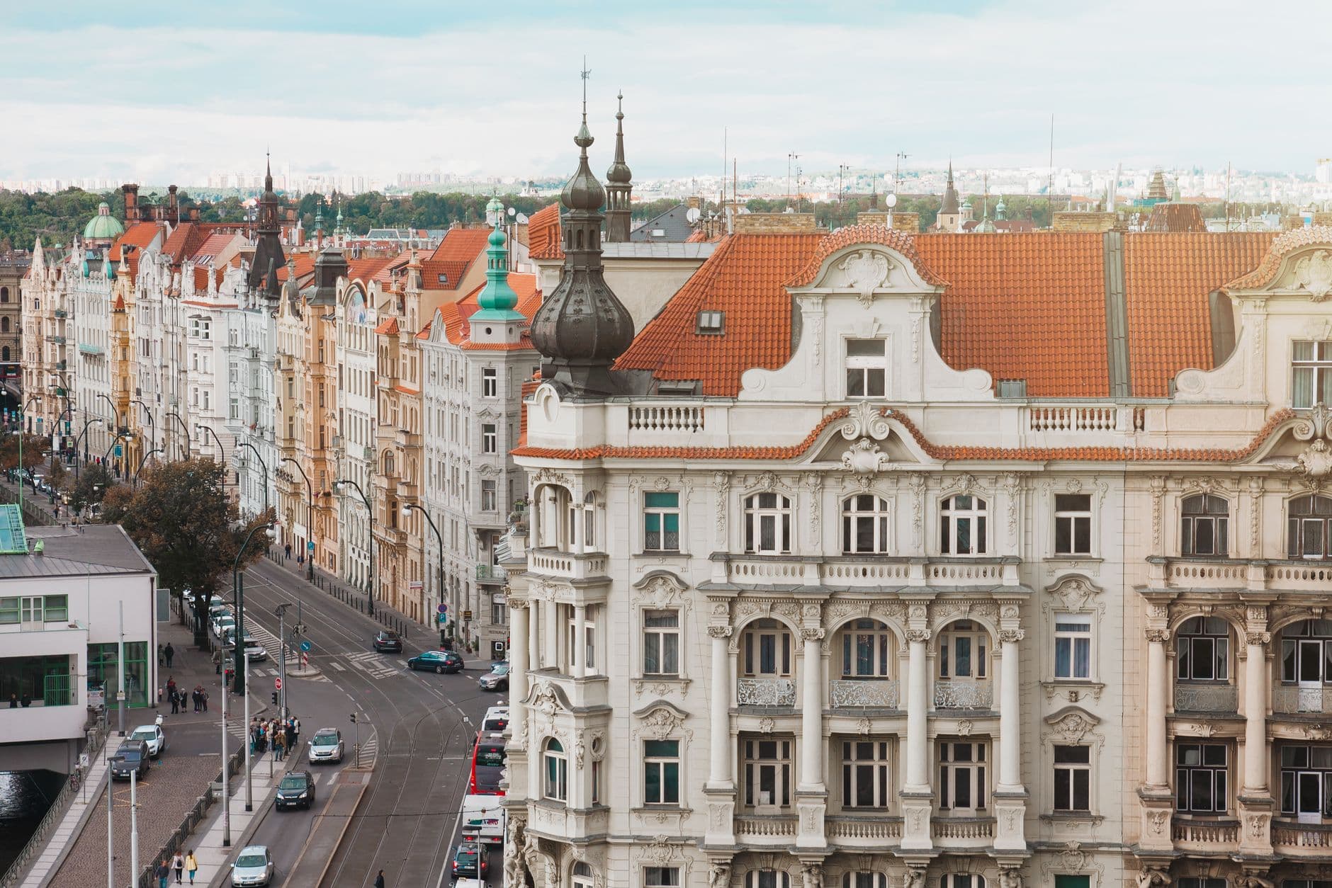 Kompletní checklist pro mytí oken v Praze: Připravte se na profesionální službu