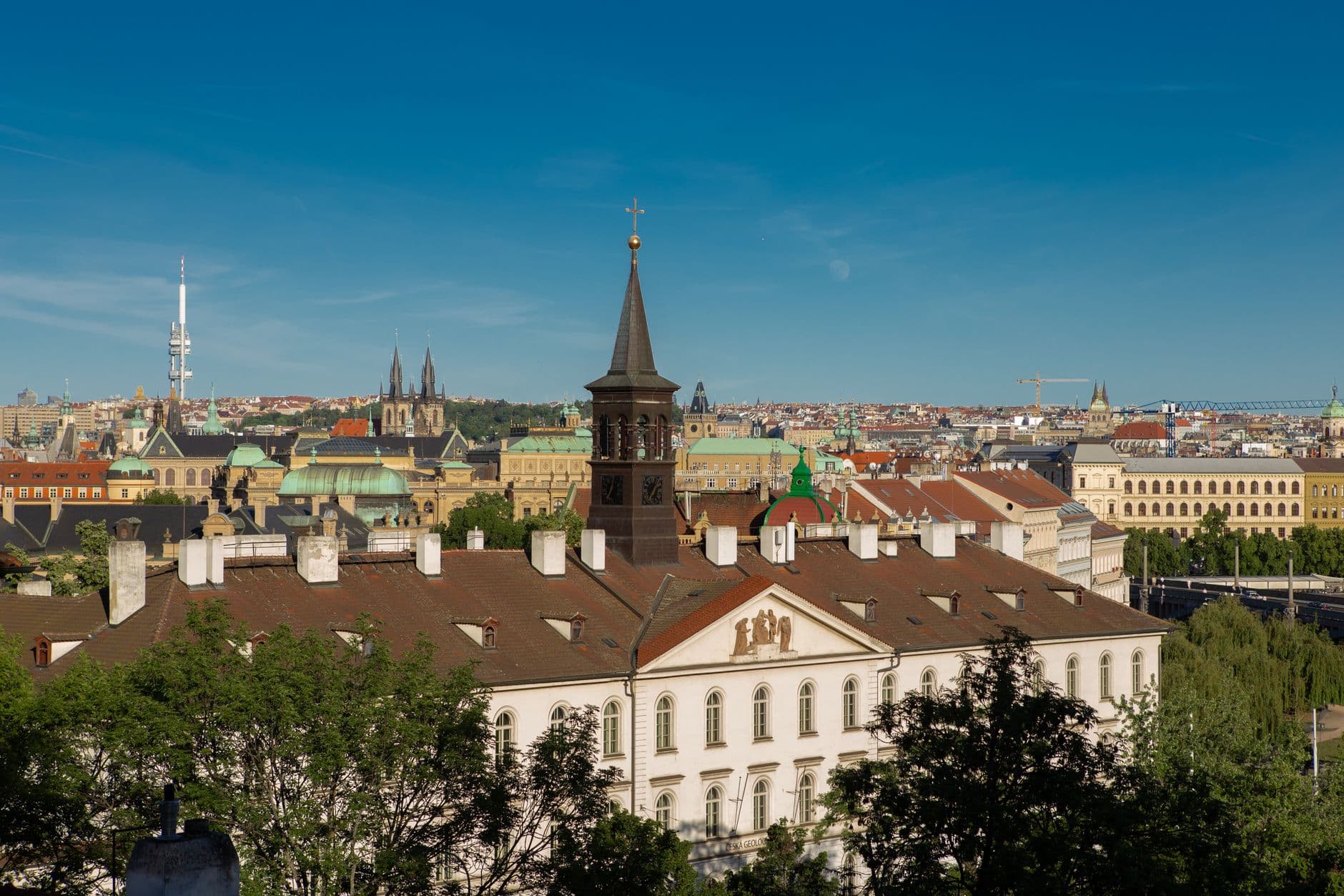 Úklid kanceláře v Praze: Cena a rozsah služby pro efektivní pracovní prostředí